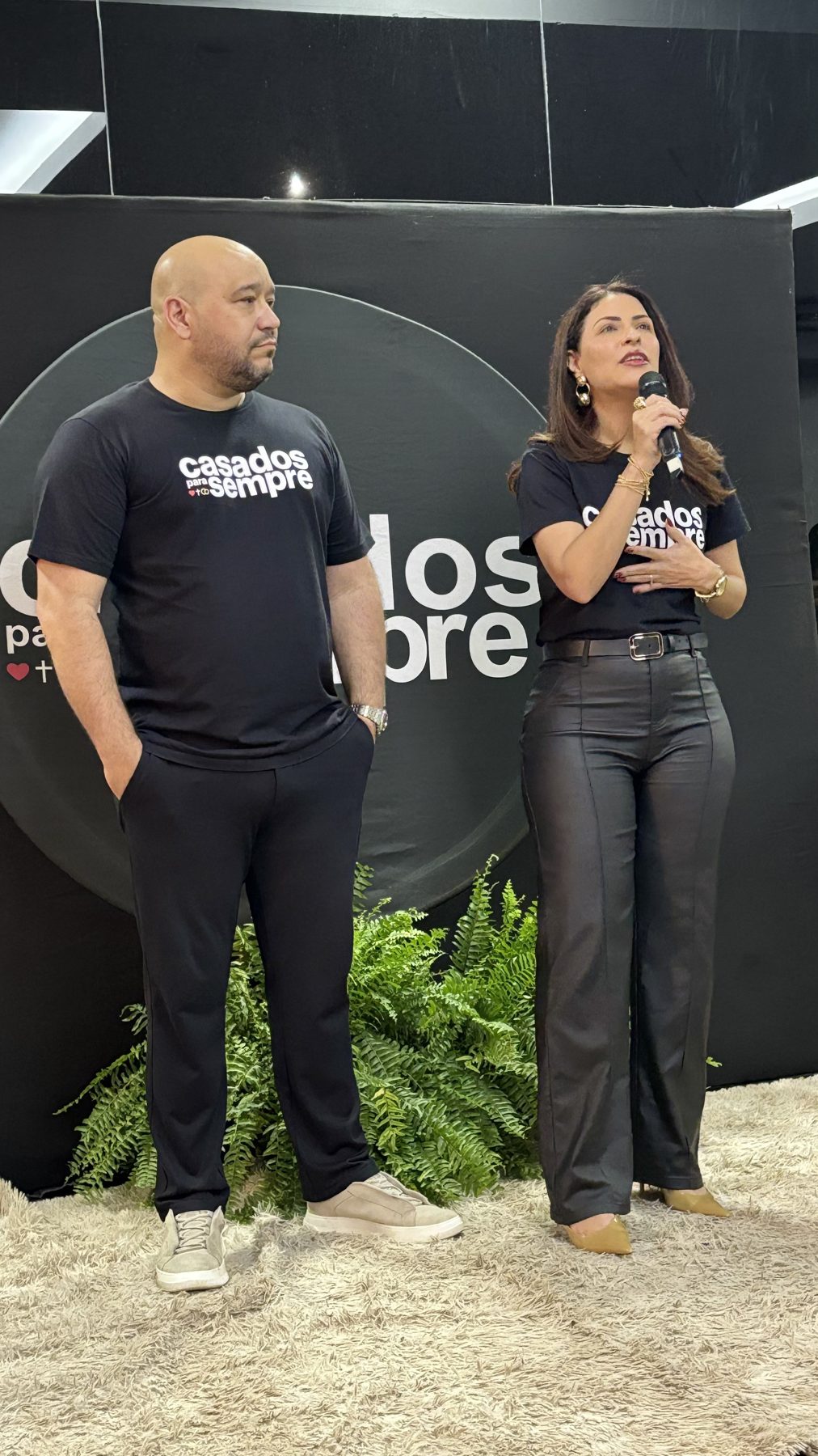 Cinara e Pablo ministrando para casais
