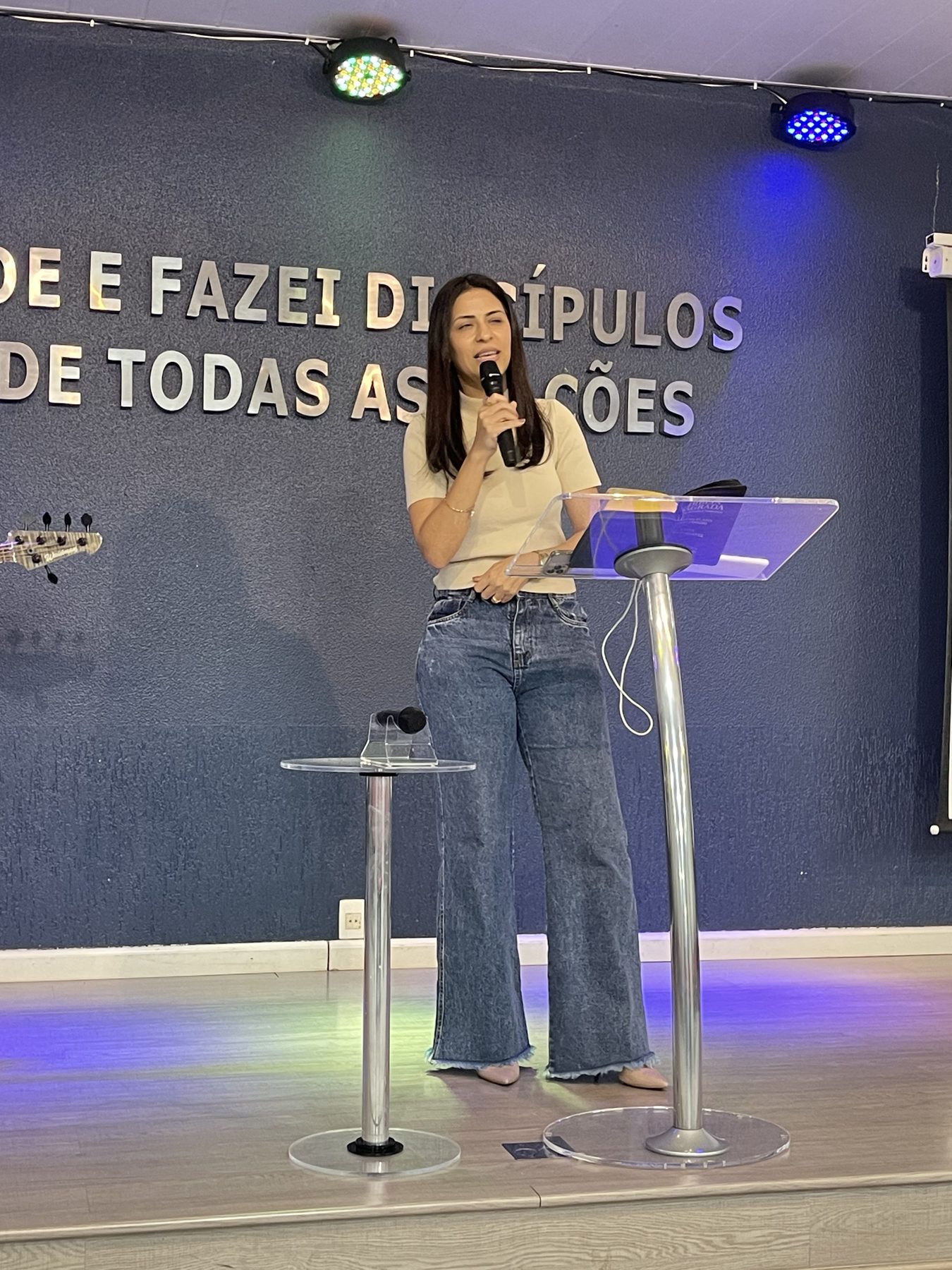 Cinara Guimarães falando ao microfone